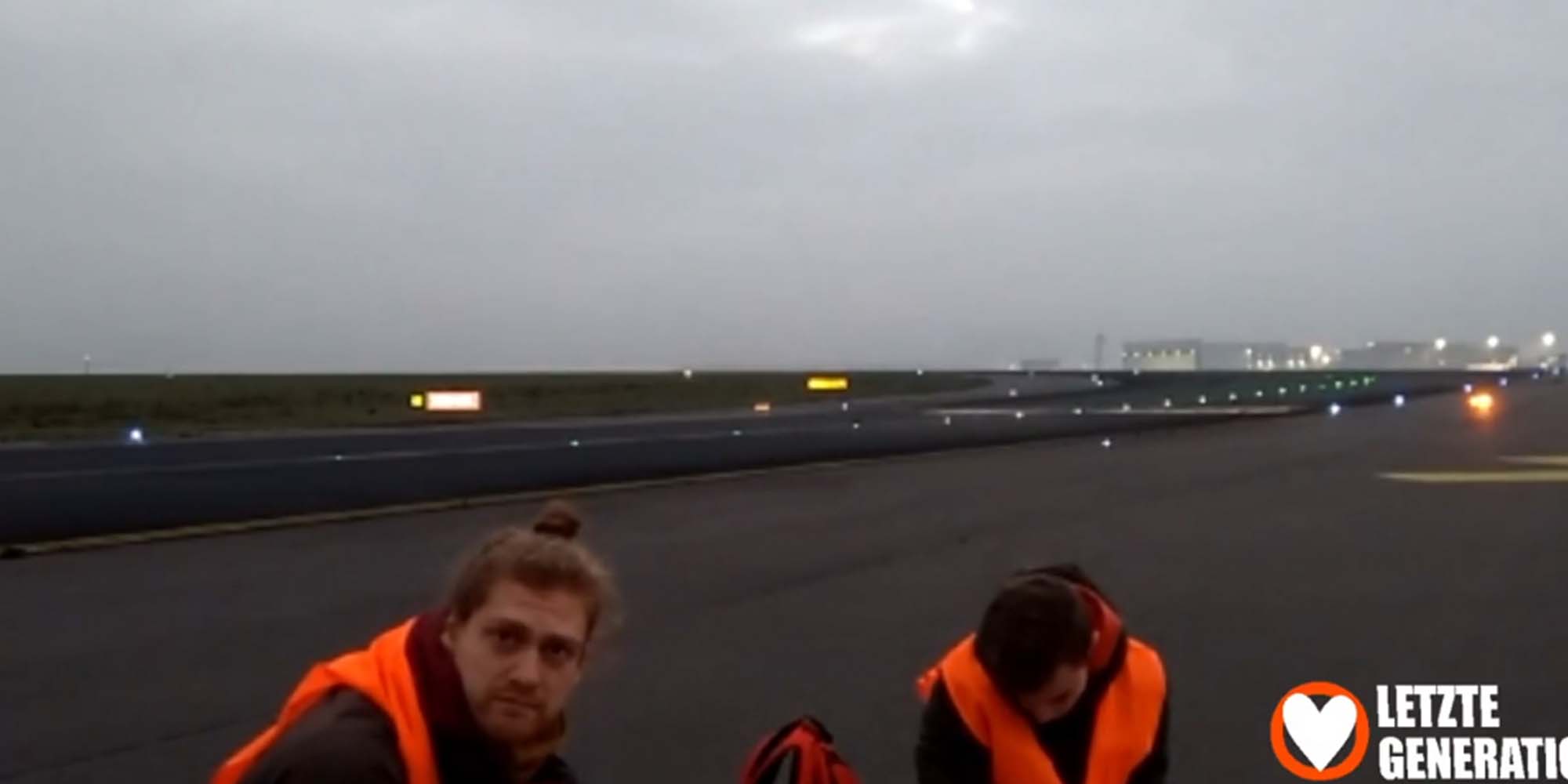 Zwei Aktivisten am Rollfeld des Flughafens in Berlin.