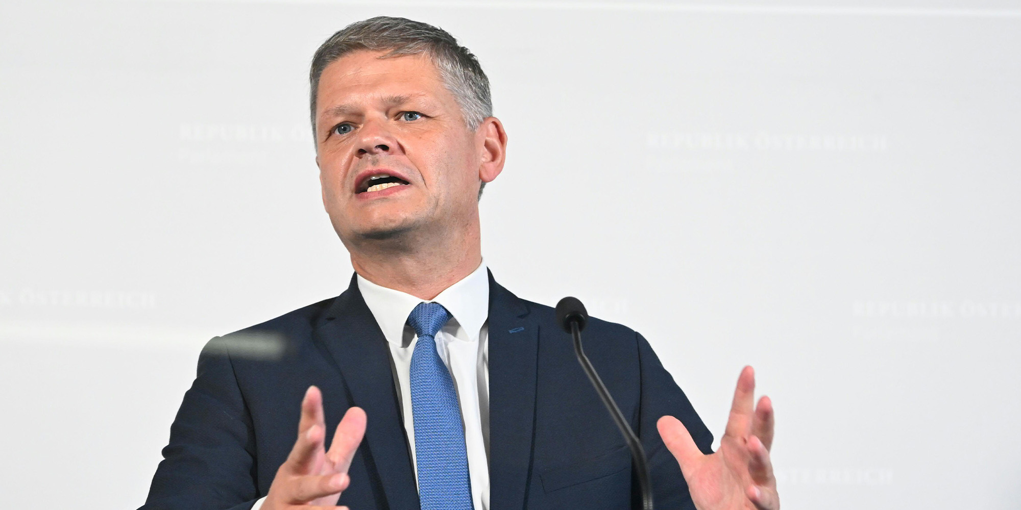 Andreas Hanger bei einer Pressekonferenz