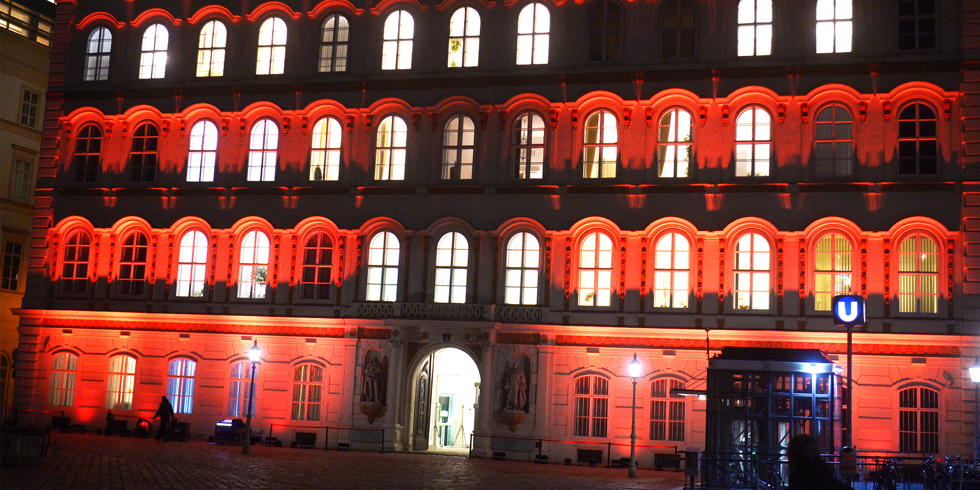 Orange beleuchtetes Außenministerium