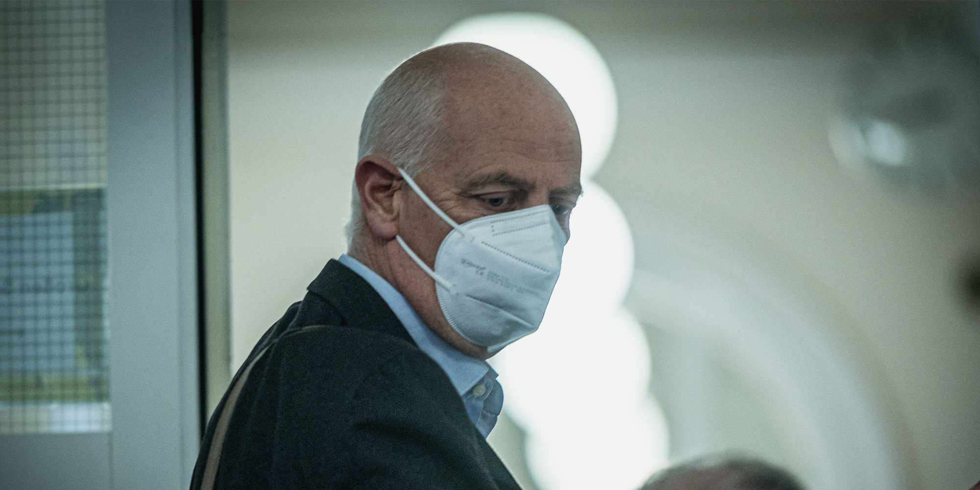 Christoph Chorherr als er vor dem Gerichtssaal ankommt mit einer FFP2-Maske im Gesicht