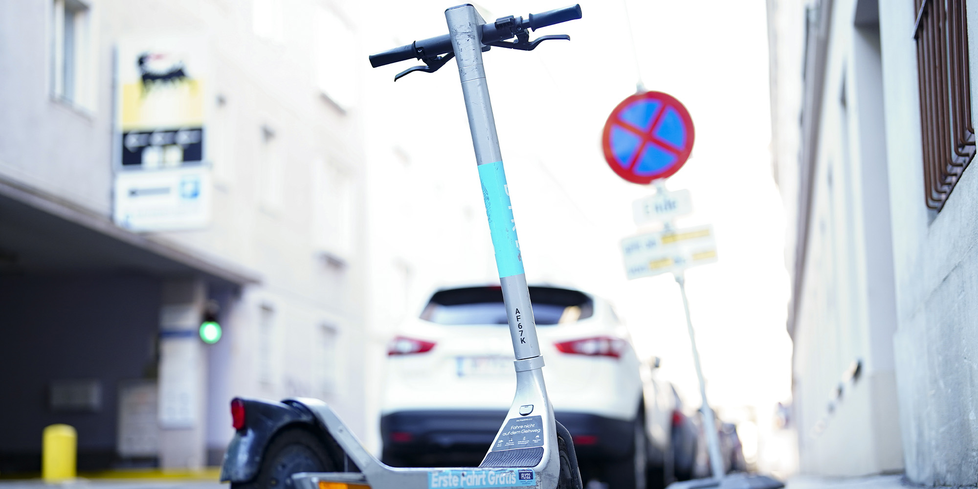 E-Scooter geparkt auf dem Gehweg