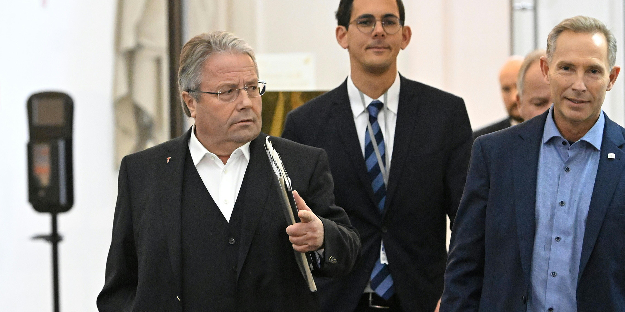 Franz Hörl kommt in den U-Ausschuss, hinter ihm seine Vertrauensperson