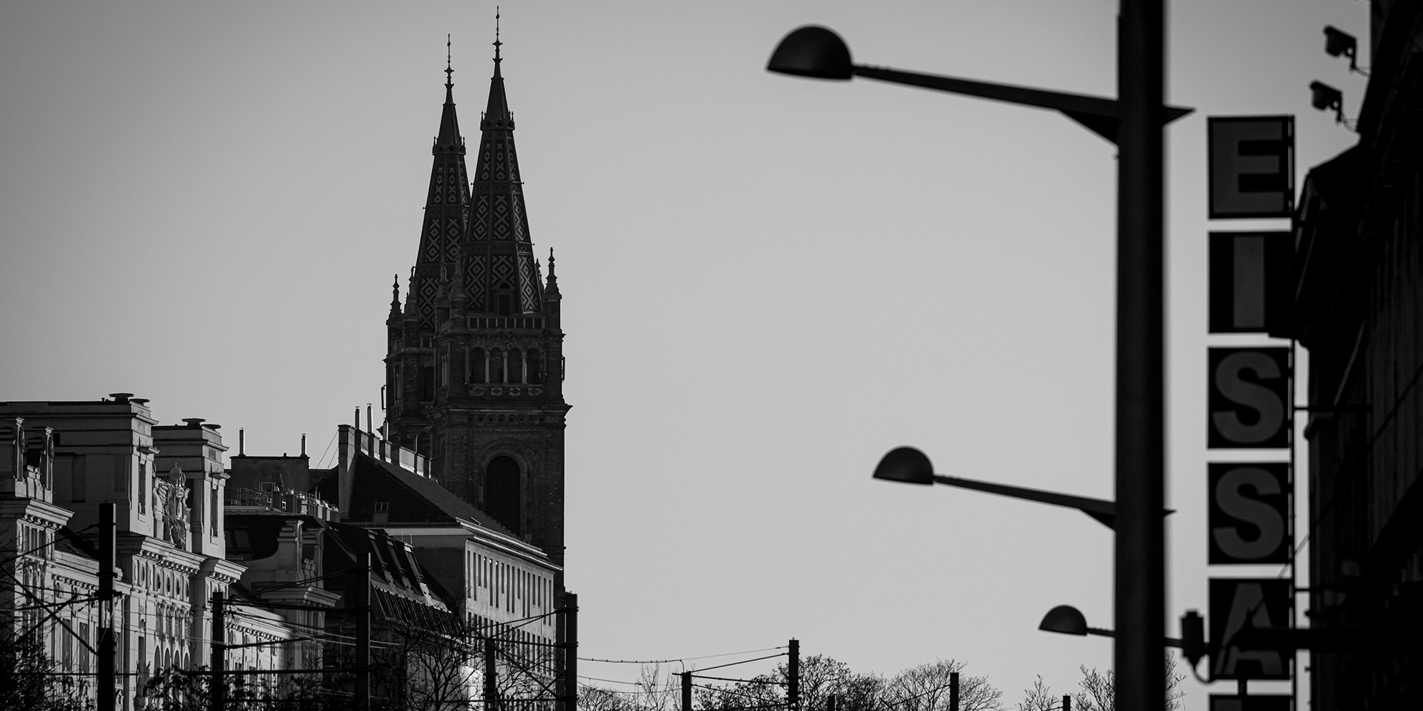 Zu sehen ist ein düsteres Bild einer Kirche in Wien.