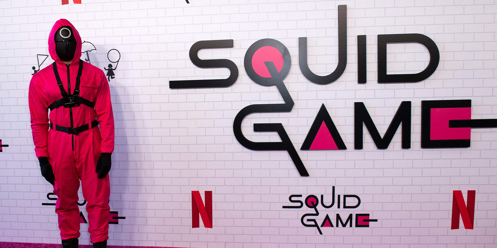 Squid Game Wärter vor einer Netflix Werbewand
