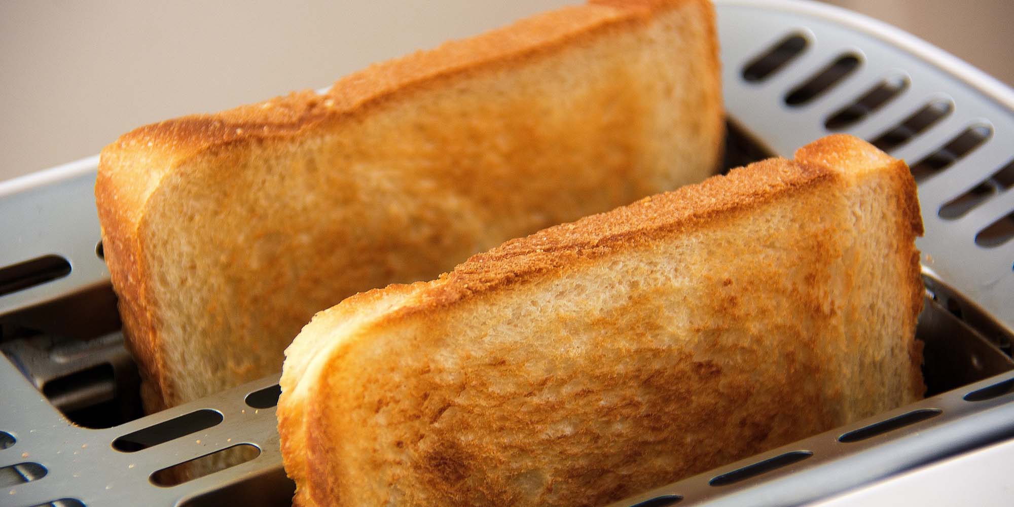 Goldbraunes Toastbroat im Toaster