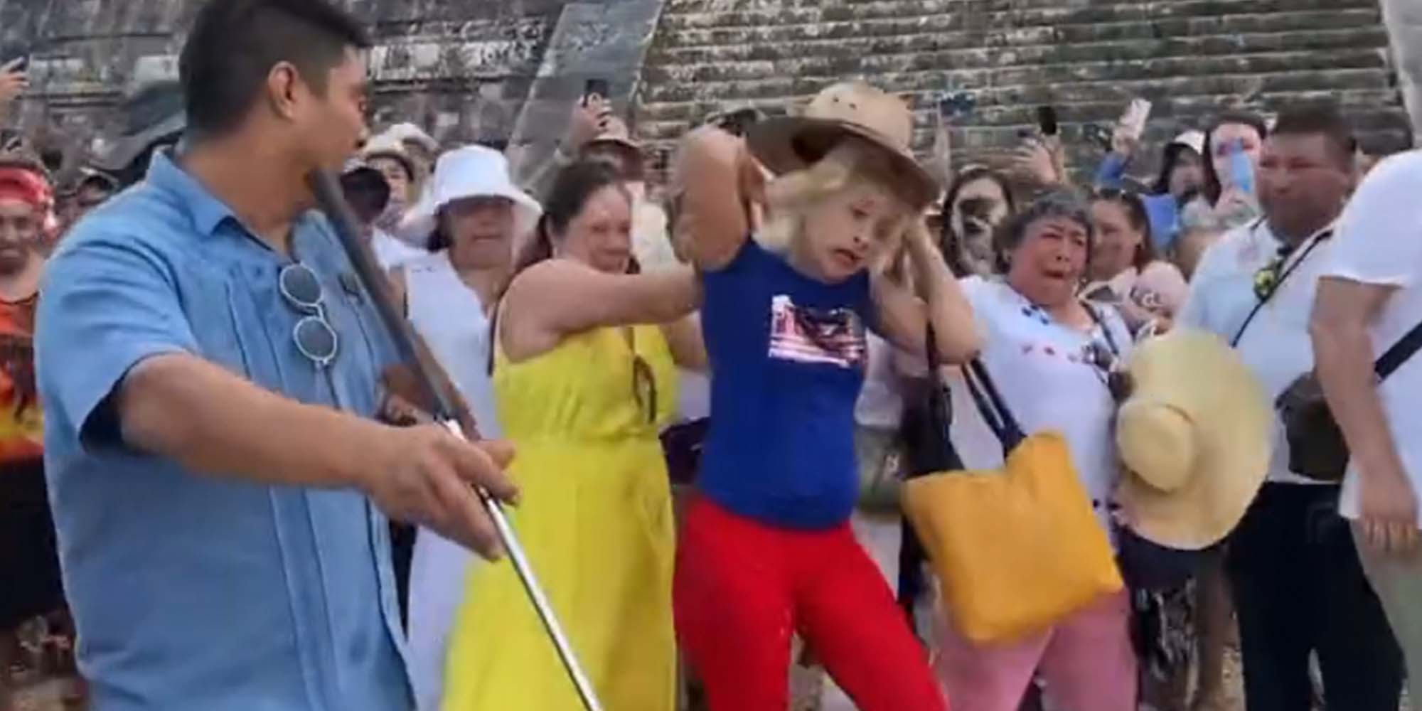 Mob stürzt sich auf Touristin