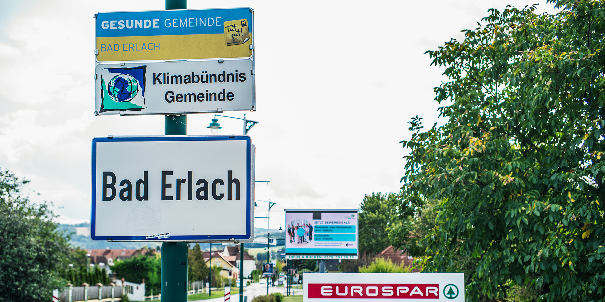 Ortsschild von Bad Erlach. Klimabündnis-Gemeinde.