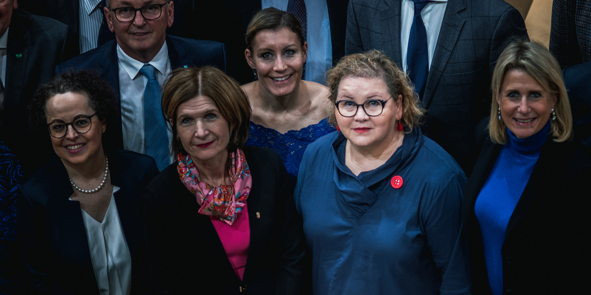 Bundesratspräsidentin Korinna Schumann (SPÖ) inmitten ihrer Bundesratskollegen.