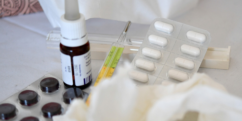 Medikamente und Fieberthermometer