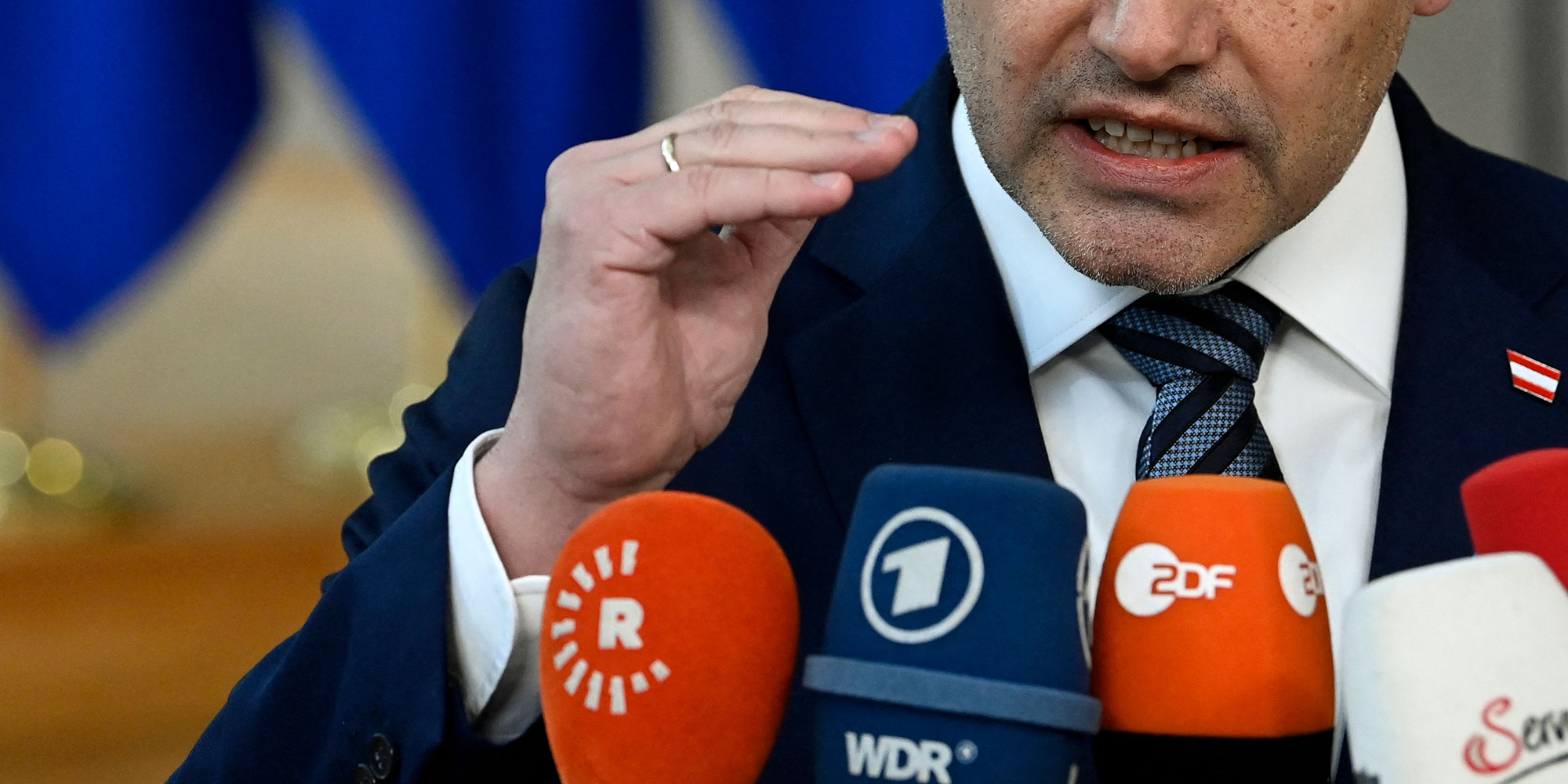 Karl Nehmammer spricht beim EU-Gipfel in Brüssel in die Mikrofone diverser Medien.