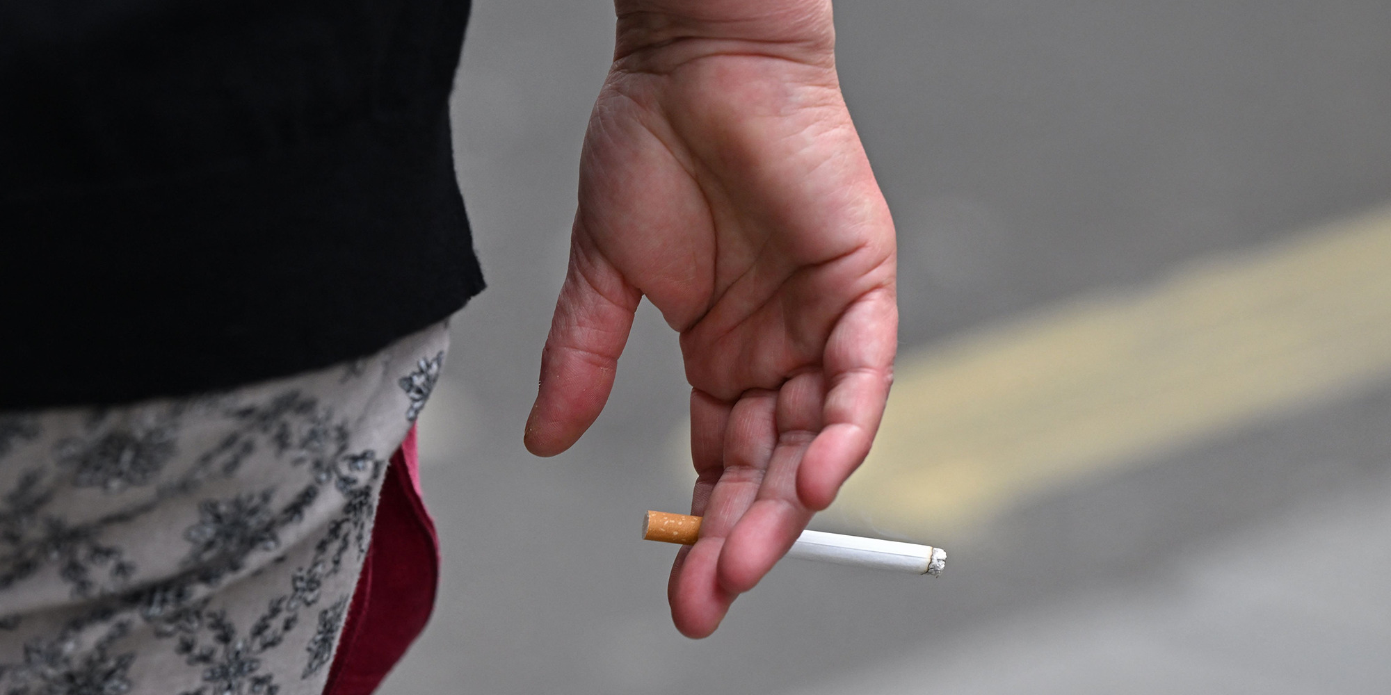 Mensch hält Zigarette