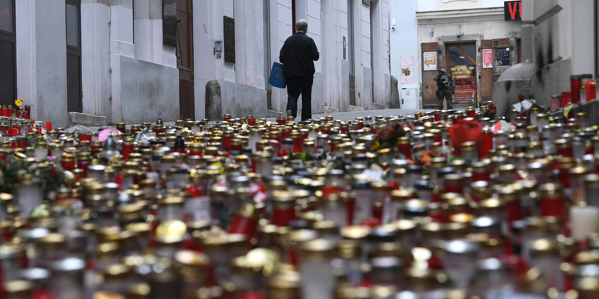 Kerzenmeer in der Gasse, durch die der Attentäter von Wien kam