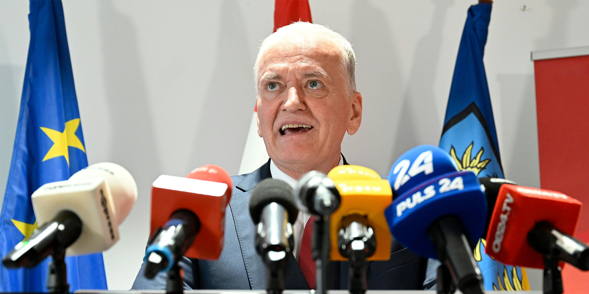 SPÖ-Franz Schnabl vor Mikrofonen der Medien