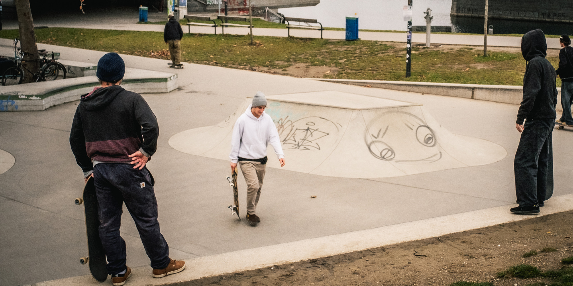 Drei Jugendliche auf einem Skaterplatz