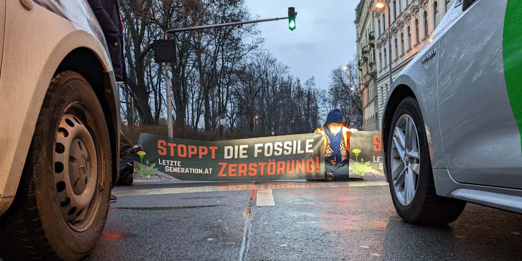 Aktivisten sitzen auf der Straße