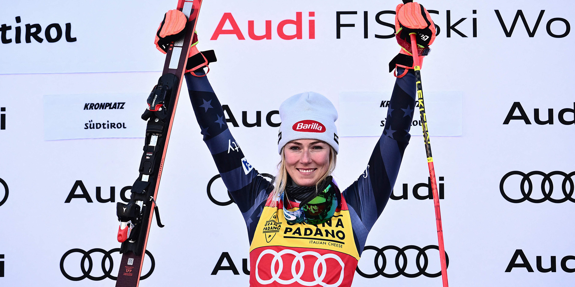 US-Skistar Michaela Shiffrin reißt die Hände in Siegerpose hoch