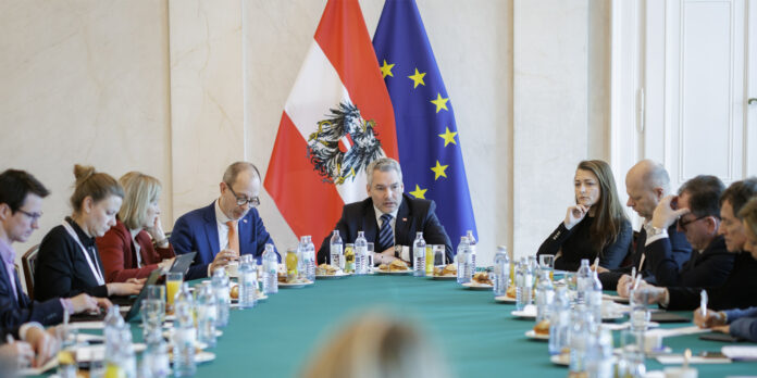 Kanzler Nehammer mit Medienvertretern