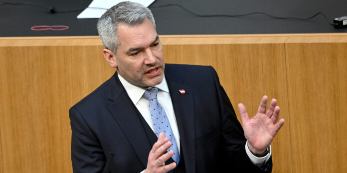 Kanzler Karl Nehammer spricht im Parlament
