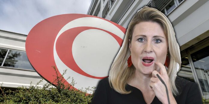 Susanne Raab vor dem ORF-Zentrum