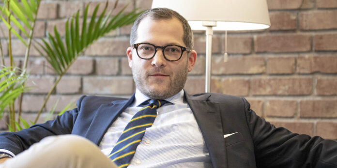 Julian Reichelt sitzend