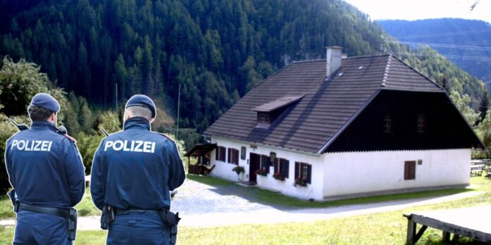 Polizisten vor Peršmanhof Montage