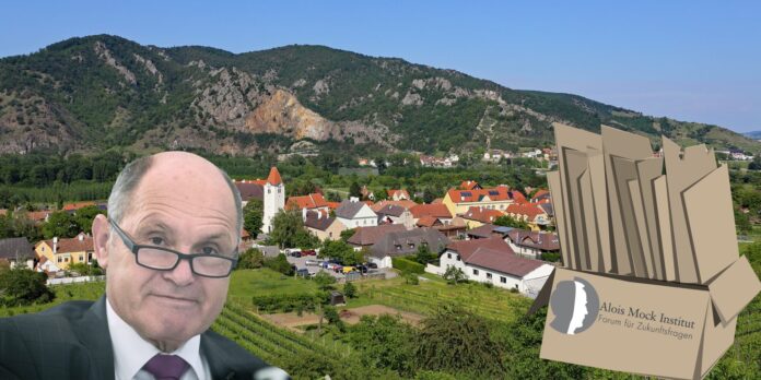 Wolfgang Sobotka vor dem Ort Rossatz mit einem Karton, der Akten aus dem Alois Mock Institut beinhaltet.